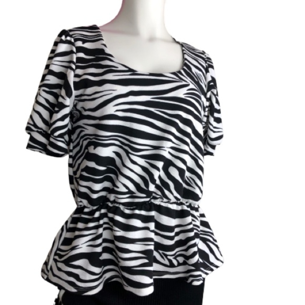 NWT Vibe Sportswear Women’s top Size M